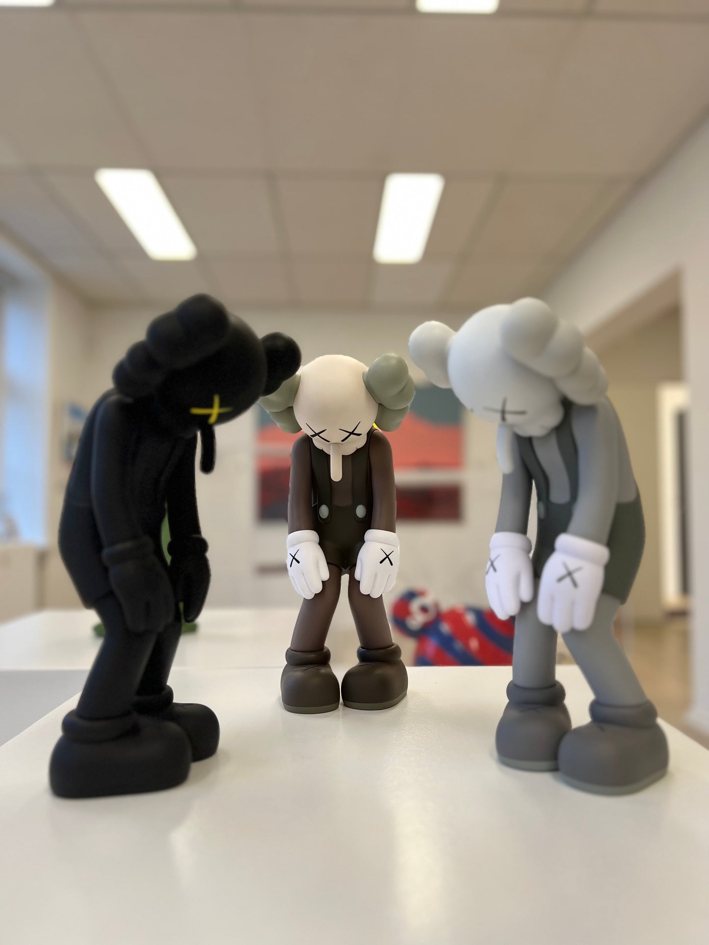 KAWS - Small Lie Grå