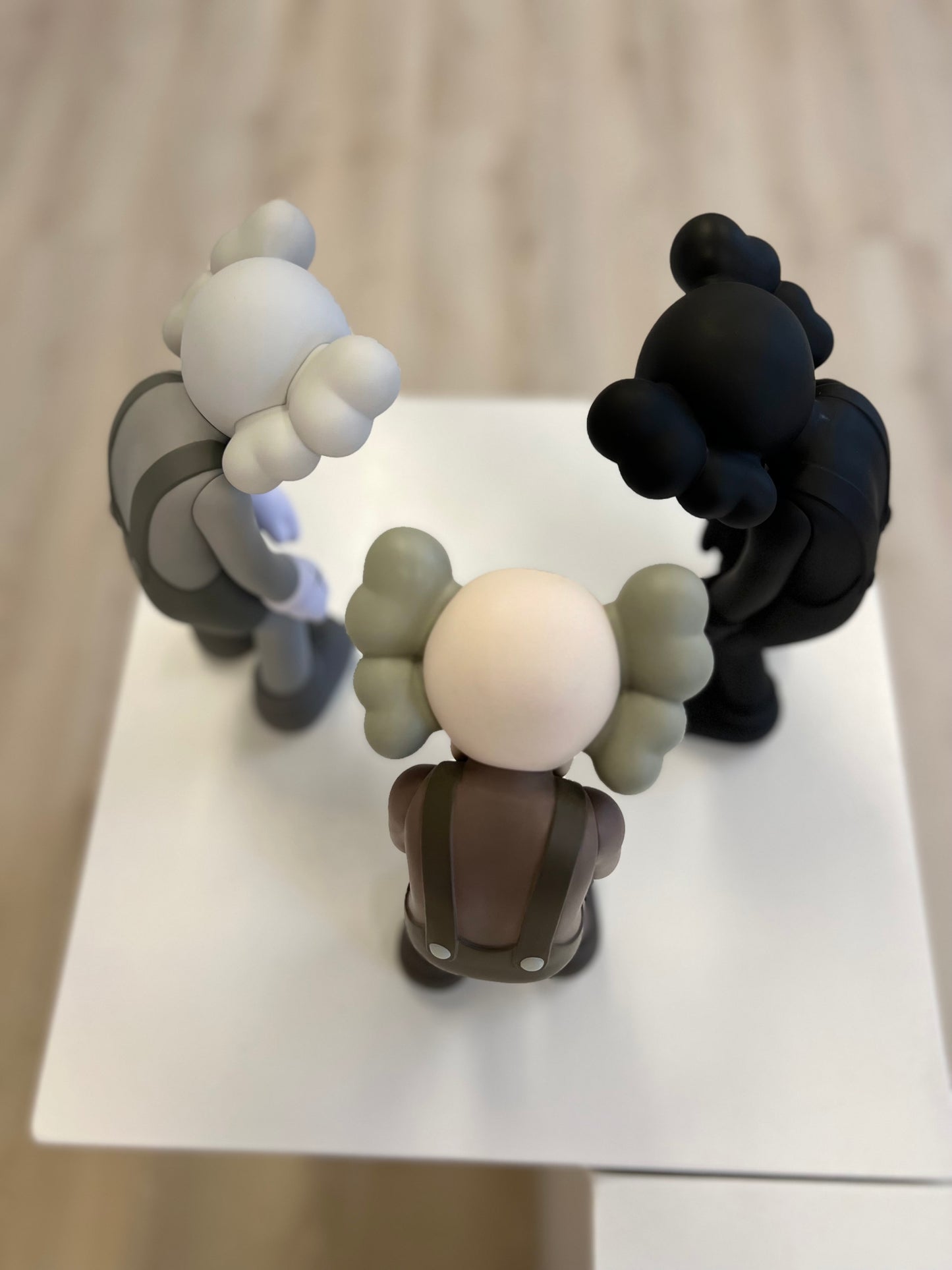 KAWS - Small Lie Grå